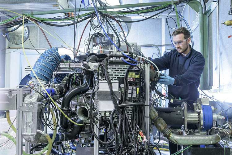 1528101262152923.jpg 發(fā)動機實驗室.jpg